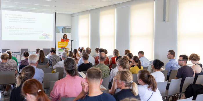 Tagungsbericht: Das Neutralitätsgebot als Herausforderung für die Demokratie – Wie gegenüber rechtsextremen Meinungen und Machtpositionen Haltung bewahren?