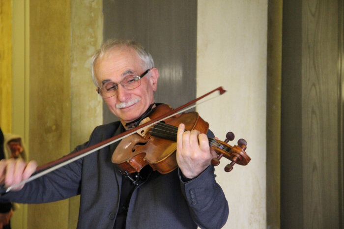 Mann mit Geige