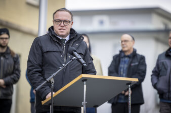 Foto: Ministerpräsident Prof. Dr. Mario Voigt bei seinem Grußwort © Stadtverwaltung Erfurt Mann mit Brille der eine Rede hält