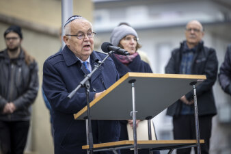 Foto: Der Vorsitzende der Jüdischen Landesgemeinde Prof. Dr. Reinhard Schramm bei seiner Gedenkrede © Stadtverwaltung Erfurt Älterer Mann der eine Rede hält