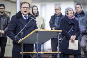 Foto: Staatsminister Carsten Schneider bei seinem Grußwort © Stadtverwaltung Erfurt Mann mit Brille der eine Rede hält