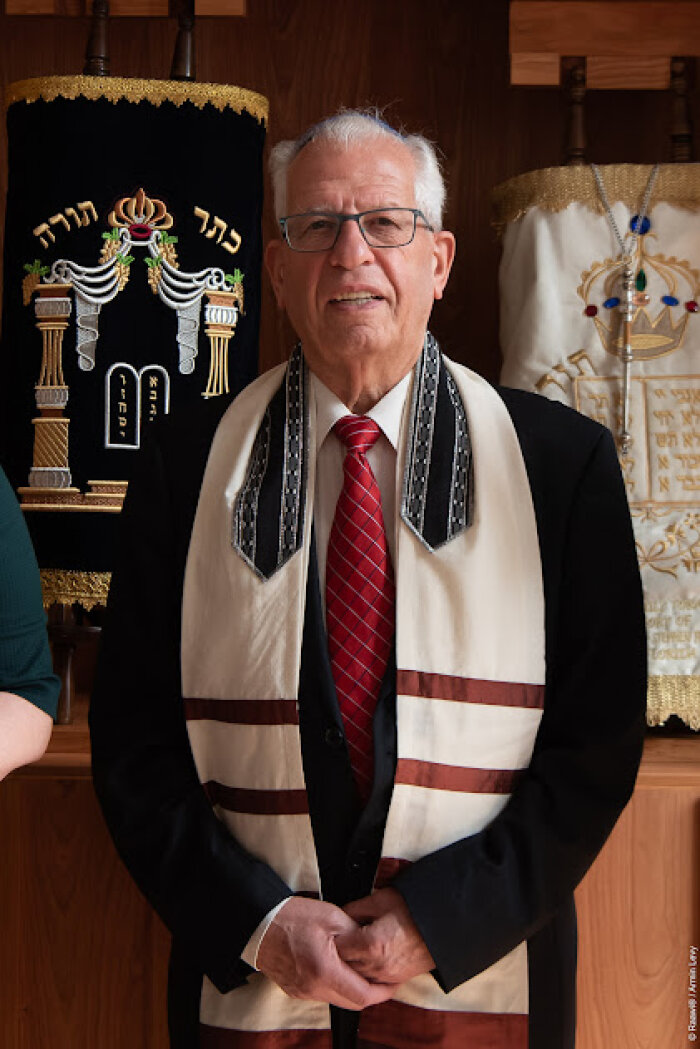 Älterer Mann mit Anzug