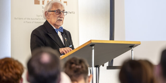 Foto: Leon Weintraub © Stadtverwaltung Erfurt Alter Mann an Rednerpult