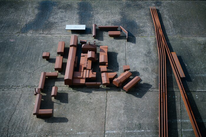 Modell eines Firmengeländes aus Eisen