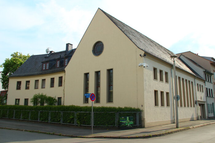 Erfurter Synagoge von außen mit grünem Busch davor
