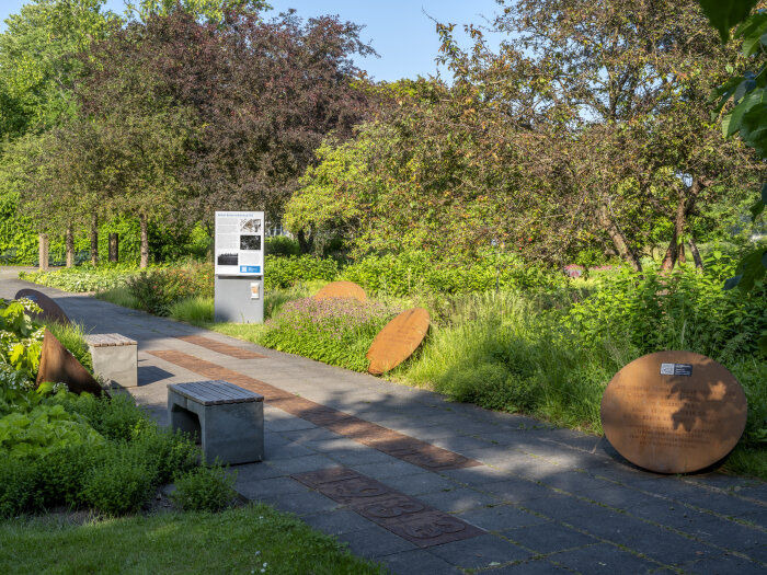 Parkanlage mit Steinweg, Stelen und Kegeln zum Denkort Bücherverbrennung. 