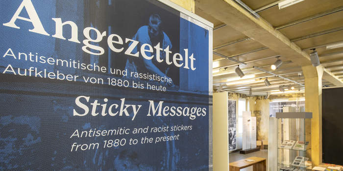 Eröffnung der Ausstellung „Angezettelt. Antisemitische und rassistische Aufkleber von 1880 bis heute“
