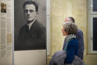 Zwei Personen beim betrachten einer Ausstellung