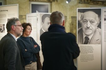 Drei Personen beim betrachten einer Ausstellung 
