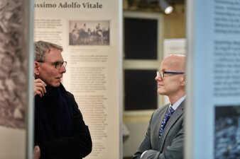 Zwei Personen beim betrachten einer Ausstellung