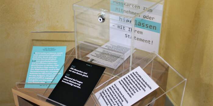 Interner Verweis: Geschichte inklusiv. Öffentliche Führung in Leichter Sprache in der Sonderausstellung "Täter, Opfer, Zeugen. Die „Euthanasie“-Verbrechen und der Prozess in Dresden 1947"